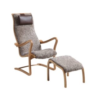 Majoren fåtölj med fotpall från Bröderna Anderssons har stomme i böjträ. Här med fårskinn Sahara.