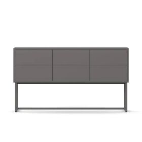 Cube grå byrå är minimalistisk och stram med smäckert högt benstativ i svart metall. Tillverkas av Englesson.