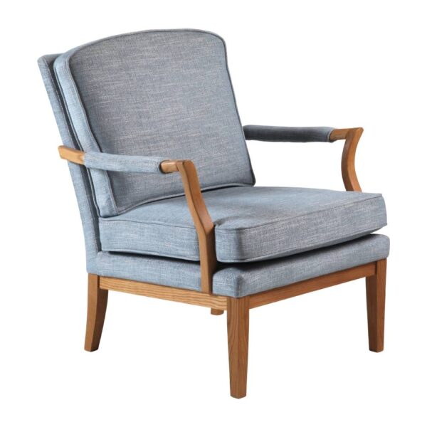 Med en stomme av massiv ek och elegant design är Brighton en omtyckt karmstol från Bröderna Anderssons.