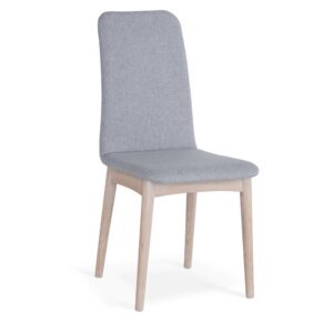 Nordik stol är helklädd i beige tyg med svarvade massiva ben i vitoljad ek. Trevlig sittvänlig stol som är helmonterad och tillverkas i Europa för Torkelson.