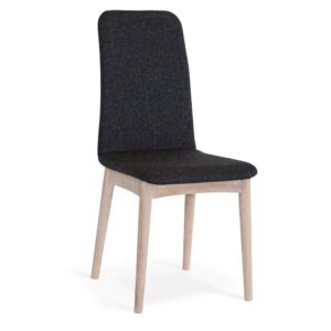 Nordik stol är helklädd i mörkgrått tyg med svarvade massiva ben i vitoljad ek. Trevlig sittvänlig stol som är helmonterad och tillverkas i Europa för Torkelson.