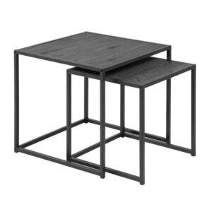 Seaford satsbord i svart är ett litet och lätt set med två kvadratiska bord med metallstomme.