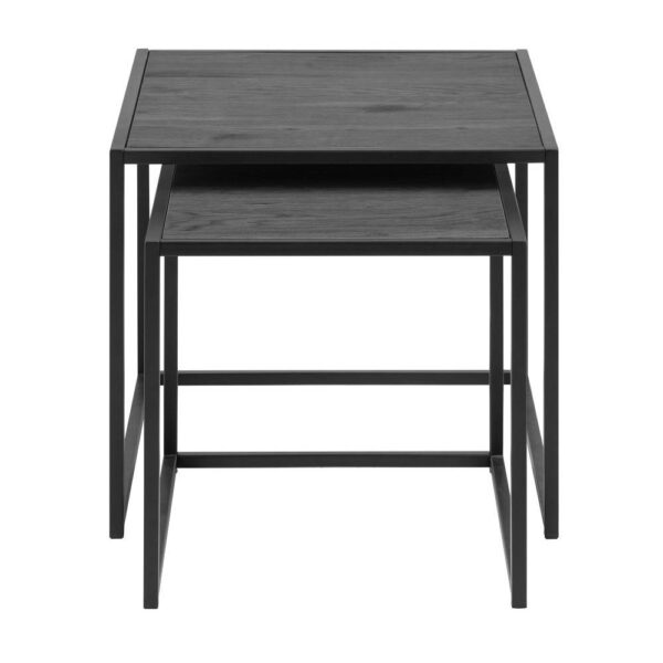 Vy framifrån på Seaford satsbord i svart är ett litet och lätt set med två kvadratiska bord med metallstomme.