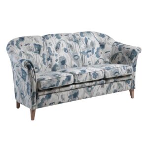 Tilde 3-sits soffa från Bröderna Anderssons är nätt i storlek och har snygga sydda detaljer. Här i blommigt tyg i gråblå nyanser.