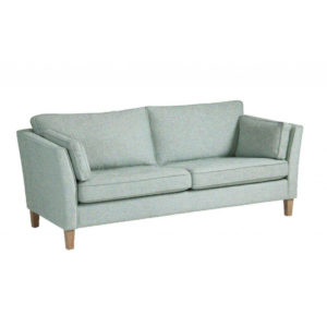 Carisma 3-sits soffa från Br. Anderssons har strikt formspråk och snygga formsydda kuddar vid armstöden.