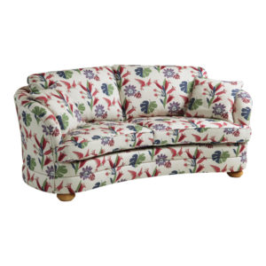 Claire är en svängd soffa från Bröderna Anderssons. Här i snyggt blommigt tyg.