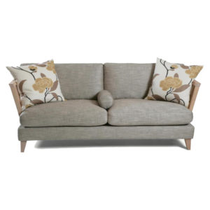 Med rena, nordiska former och synlig trästomme är Särö en soffa som sticker ut. Tillverkad Av Bröderna Anderssons.