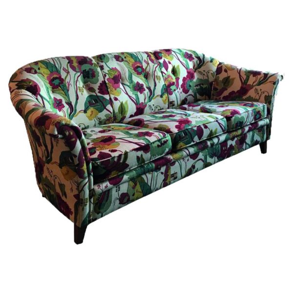 Tilde 3-sits soffa från Bröderna Anderssons är nätt i storlek och har snygga sydda detaljer. Här i blommigt tyg.