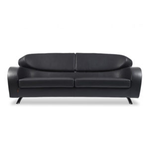 Stream soffa från norska Brunstad har en tuff och distinkt design som omfamnar med eleganta linjer och utsökt komfort.