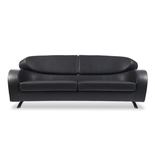 Stream soffa från norska Brunstad har en tuff och distinkt design som omfamnar med eleganta linjer och utsökt komfort.
