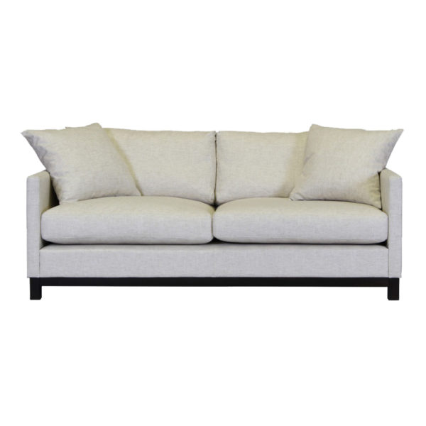 Somerville soffa från Englesson fångar elegans i sin minimalism. Välj mellan en benställning i trä eller eleganta metallben.
