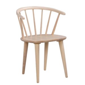 Rowicos stol Carmen i stilren design med svängd rygg och bred sittyta. Pinnstolen här som vitpigmenterad och lackad variant.