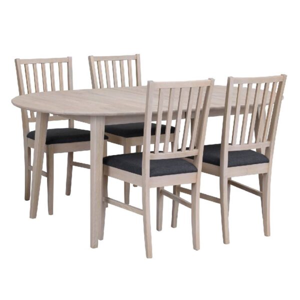 Filippa matgrupp i oljad vitpigmenterad ek från Rowico. Ovalt bord 170cm samt fyra stolar med mörkgrå tygsits.