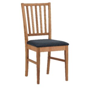 Filippa trästol från Rowico har tidlös och skandinavisk design. Stolen är i oljad ek med dekorativ stoppad sits med grått tyg.