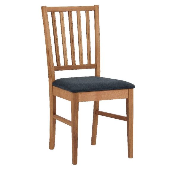 Filippa trästol från Rowico har tidlös och skandinavisk design. Stolen är i oljad ek med dekorativ stoppad sits med grått tyg.