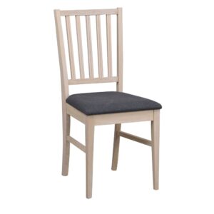 Filippa trästol från Rowico har tidlös och skandinavisk design. Stolen är i vitpigmenterad ek med dekorativ stoppad sits med grått tyg.