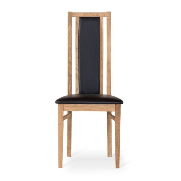 Hovdala stol med svart lädersits och delvis läderklätt högt ryggstöd med bra svankstöd. En elegant stol i massiv oljad ek från Torkelson.