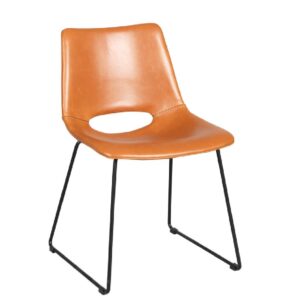 Manning stol från Rowico har en dekorativ öppning i ryggen och skön sits i cognacfärgat konstläder. Stolen har lätt utsvänga ben i svart metall.