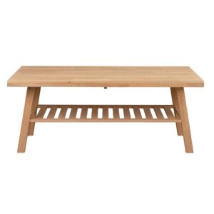 Rowicos soffbord Brooklyn har lätt utställda ben och en praktisk förvaringshylla. Soffbordet är tillverkat i massiv fingerskarvad europeisk lackad ek.