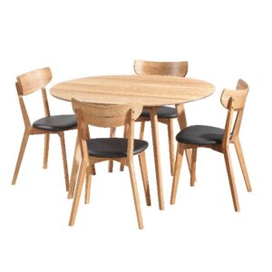 Matgrupp från Rowico i oljad ek. Yumi bord runt 115cm med fyra Ami stolar med svart sits i konstskinn.
