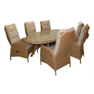 Coventry matgrupp i konstrotting seagrass har ett elippsformat bord med glastopp och sex stolar med ställbar rygg. Utegrupp tillverkat av Atleve.