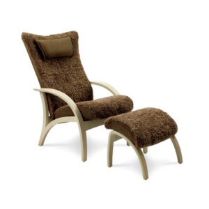 Delta Adventure vitoljad fåtölj och fotpall från Brunstad, klädd med fårskinn Truffle.