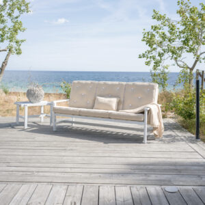 Fri Form soffa i vit aluminium med beige dyna.