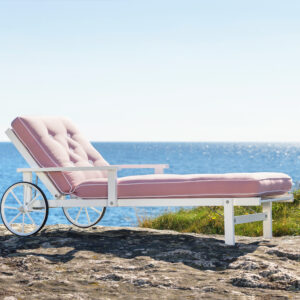 Fri Form solsäng i vit aluminium med rosa dyna.