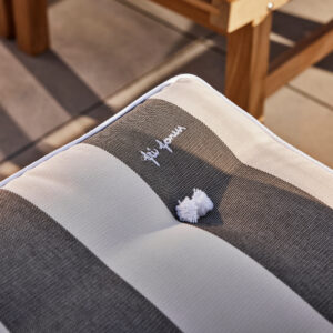 Detaljbild på randig dyna från Fri Form.