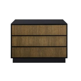 Line Burned Walnut byrå från Englesson har trendigt rillade lådfronter och målad stomme i vitt eller svart. Här med tre lådor, svart stomme och stående på sockel.