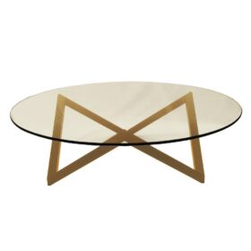 Englessons ikoniska soffbord Sirius har tre vinklade ben av trä i Brown Oak med en rund glasskiva som vilar ovanpå.