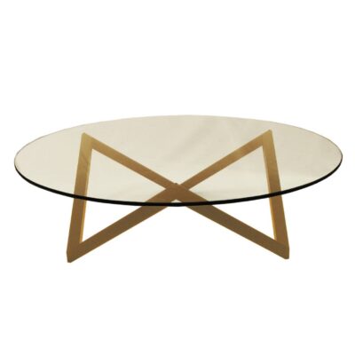 Englessons ikoniska soffbord Sirius har tre vinklade ben av trä i Brown Oak med en rund glasskiva som vilar ovanpå.