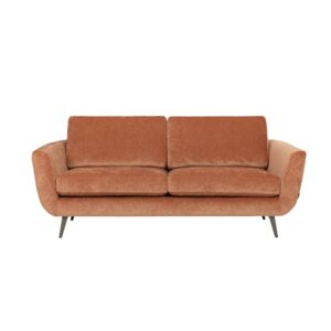 Smile persikofärgad 3-sits soffa från Furninova. Stilrent formspråk i retrostil med rundade hörn och smalare, något högre, snedställda ben i metall.
