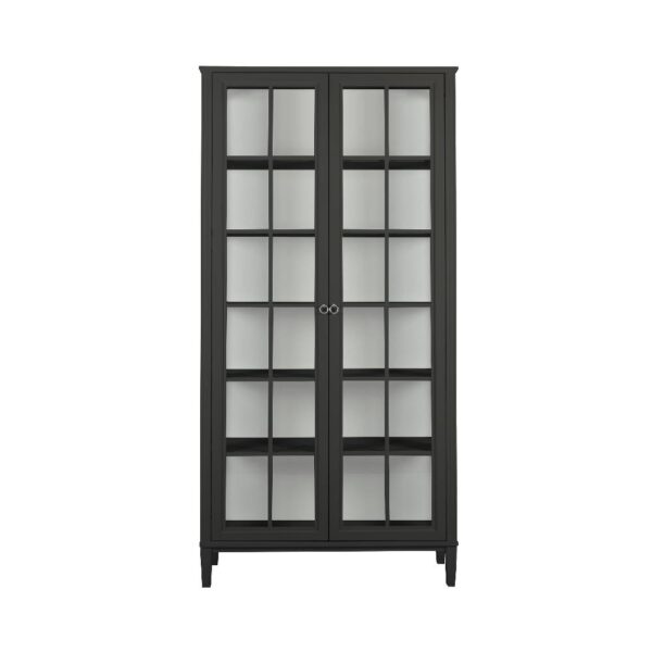 Stockholm 2.0, 2-dörrars vitrinskåp i modern klassisk stil i svart från Englesson. Handmålad finish och snygga detaljer som spårfrästa lister och ringhandtag.