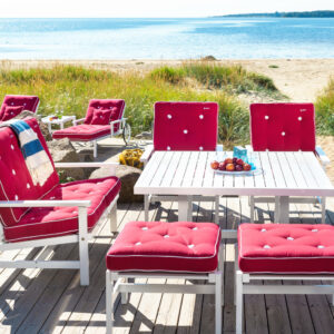 Utegrupp Fri Form i vit alumnium med röda dynor.