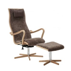 Snurrfåtölj Furiren med fotpall från Bröderna Anderssons har en böjträstomme. Här i fårskinn Sahara.