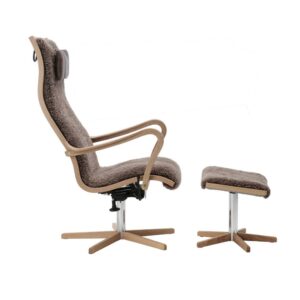 Sidovy av snurrfåtölj Furiren med fotpall från Bröderna Anderssons. Här i fårskinn Sahara.