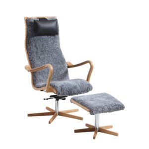 Snurrfåtölj Furiren med fotpall från Bröderna Anderssons har en böjträstomme. Här i fårskinn Grey.