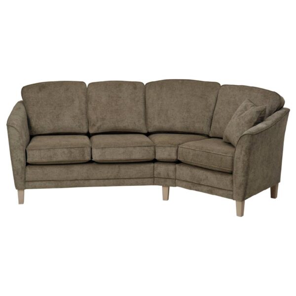Flexi är en smidig byggbar soffa från svenska Bröderna Andersson. Svenskt hantverk. Här som en svängd variant i brunt tyg.