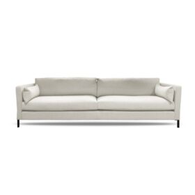 Wave 4-sits soffa från Englesson. En sofistikerad soffa med lätt utsvängda armstöd, här i ljusbeige tyg.