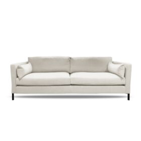 Wave 3-sits soffa från Englesson. En sofistikerad soffa med lätt utsvängda armstöd, här i ljusbeige tyg.