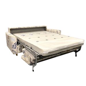 Vy på utbäddad Caesar bäddsoffa från Above. En elegant framåtbäddad soffa med skön sitt och sov komfort.