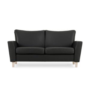 2,5-sits soffa System+ med armstöd Julia. Klädd i svart skinn, tillverkad av Brunstad.