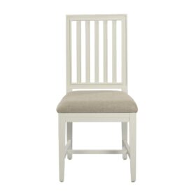 Englessons snygga stol Classic med stomme i whitewash med ribbad rygg och sits klädd i beige tyg.