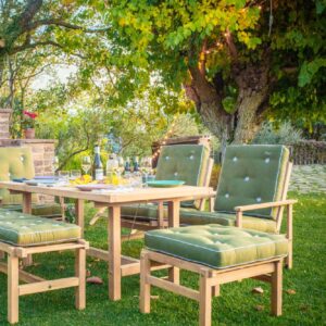 Trädgårdsmiljö med Fri Forms soffgrupp i redwood samt gröna dynor.