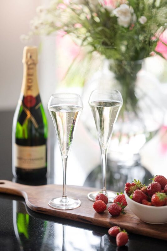 Miljöbild midsommar, champagne och jordgubbar