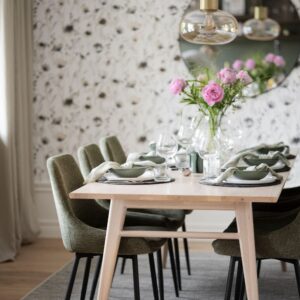 Somrig miljöbild på uppdukad matgrupp. Bord Nevis och stol Sierra från Rowico.