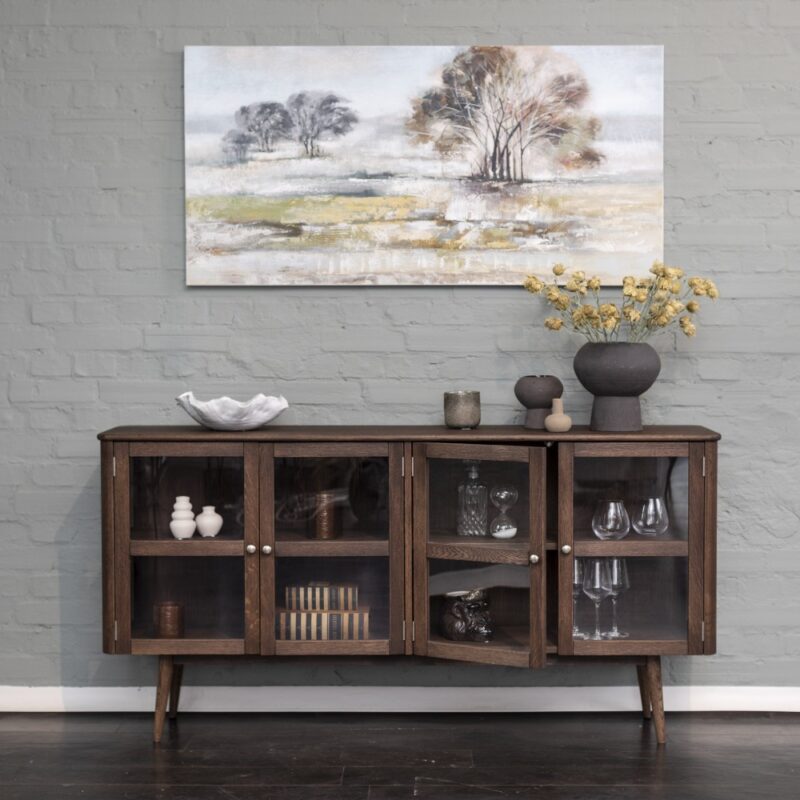 Miljöbild på Löderup sideboard vitrin i glas och rökoljad ek. Från Torkelson.