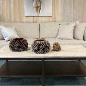 Butiksbild på Möbelforms soffa Mölle i Allie tyg samt soffbord Orwel från Rowico.
