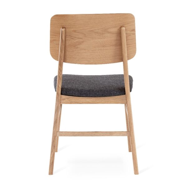 Vy på baksida av stol Stevie i oljad ek med grå tygsits. Tillverkad av Torkelson.